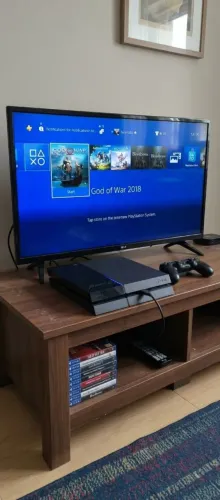 Vendo ps4 FAT com um controle e um jogo físico