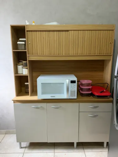 Armário de cozinha compacto com módulo superior e balcão inferior.