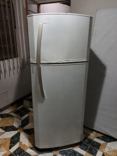Geladeira continental em bom estado modelo fros free 450 litros com marcas de uso
