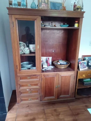 Vende-se uma cristaleira rústica em excelente estado de conservação, ótimo designer muito