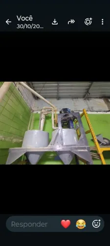 Moinho completo com base, silos e sistema de exaustão. Muito novo, foi pouco usado. 