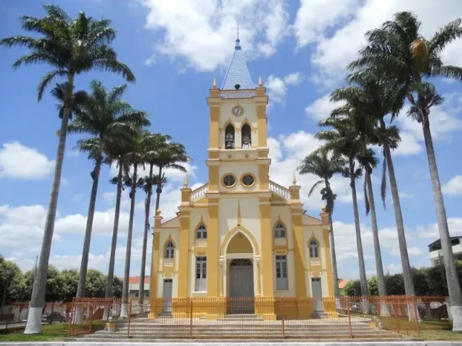 Casa 4 quartos + 2ª moradia | Em frente à Igreja Matriz | Guarani-MG