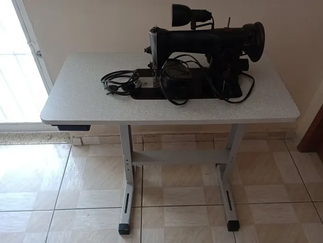 Máquina de costura Singer com bancada encluzo