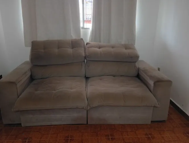 Sofá retrátil 3 lugares . Precisa lavar