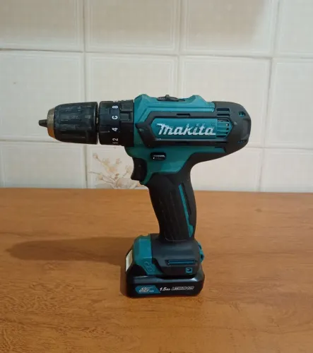 Furadeira Parafusadeira de Impacto Makita HP331D com alimentação de 12V.