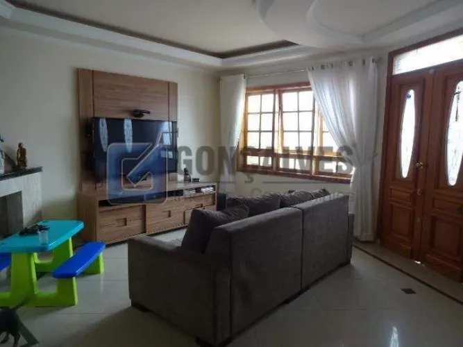 Sobrado Residencial com 3 suítes, 4 vagas e 298 m² em Nova Petrópolis SBC