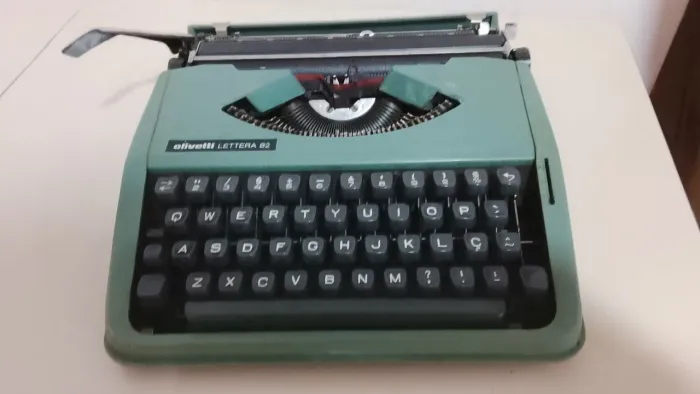 Máquina de escrever antiga Olivetti lettera 82