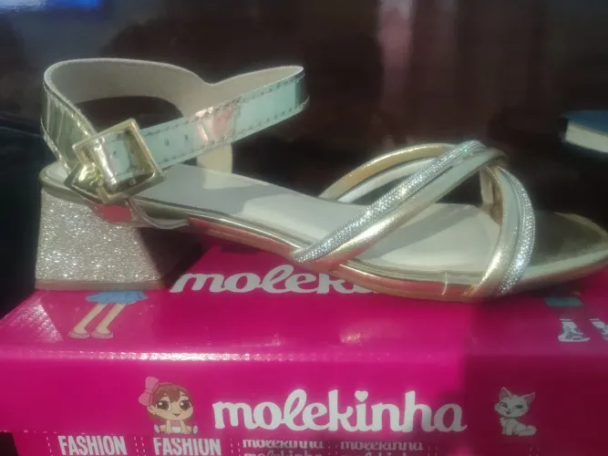 Sandália Molekinha dourada tamanho 36