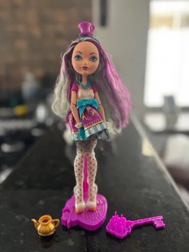 Boneca Ever After High - Madeline Hatter 1º geração 