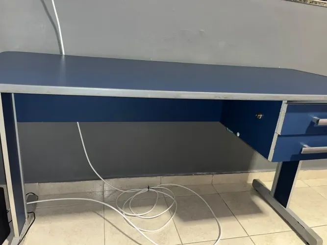 Mesa de escritório azul