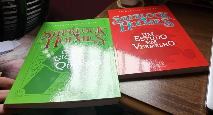 Os livros Sherlock Holmes o estudo em vermelho é Sherlock Holmes o signo dos 4 novos