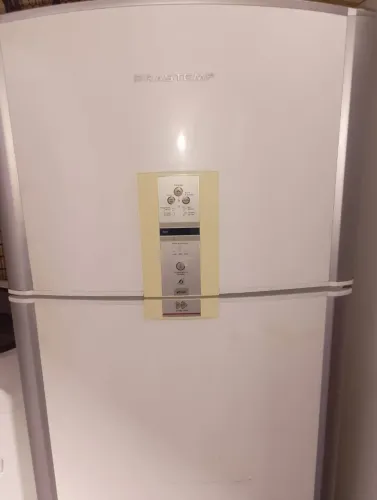 Geladeira frost free funcionando 