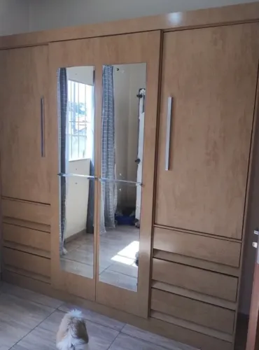 Guarda roupa casal com espelho