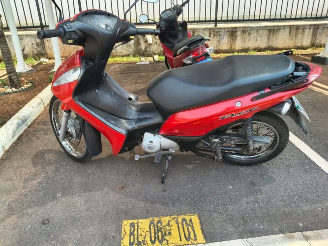 Vendo moto Biz vermelha 