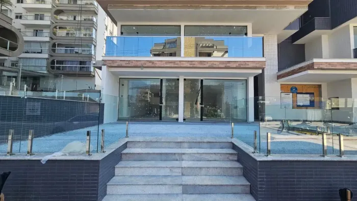 Sala Comercial com Mezanino e Deck na Praia Brava em Itajaí