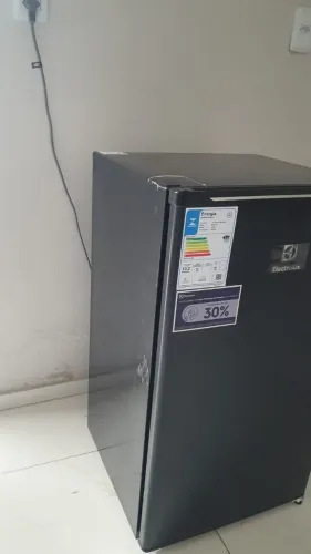 Frigobar Electrolux EM90B de 90 litros (220V) - preto luxo