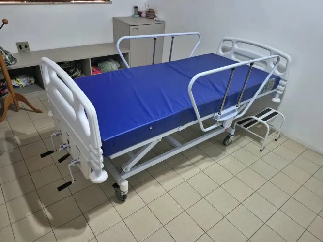 CAMA HOSPITALAR FOWLER C/ ELEVAÇÃO 3 MANIVELAS