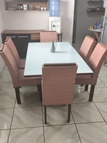 Mesa com 6 cadeiras por apenas 800 Reais negociável!!! 90cmx160cm.