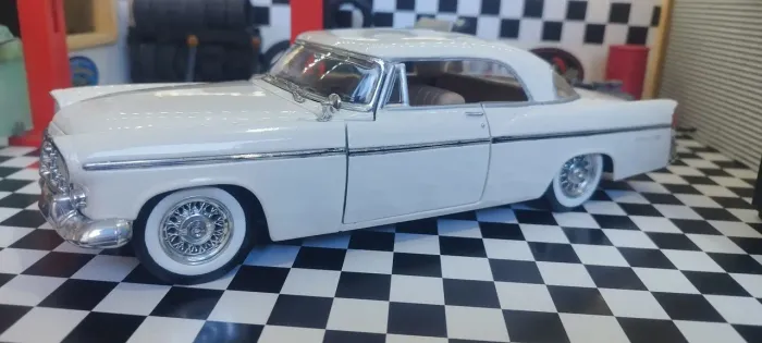 Chrysler 300C 1/18 - Maisto