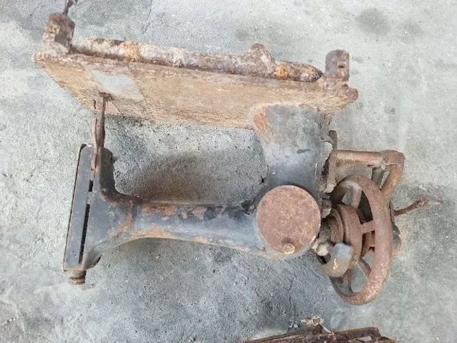 maquina de costura antiga com defeito. para restaurar decoração