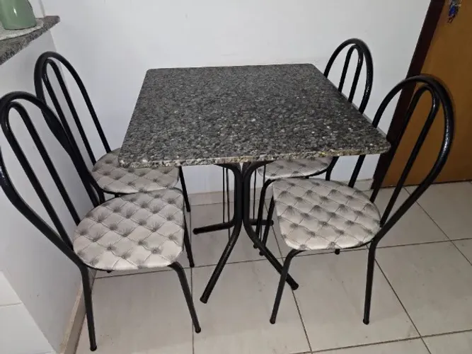 Mesa de jantar + 4 cadeiras