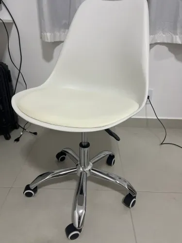 Cadeira base giratória branca para escritório