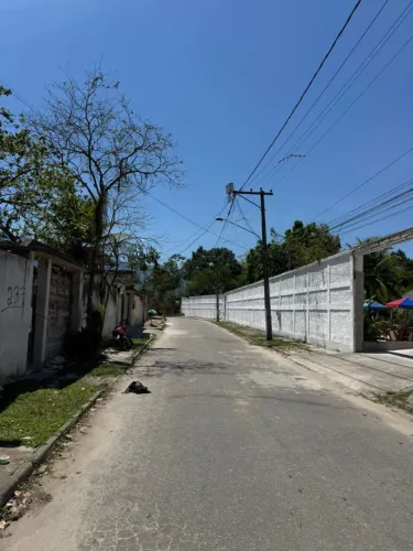 VENDO UM TERRENO 240m2 PROX. AO TREVO DE BUZIOS PERTO DA AV. AMARALPEIXOTO .