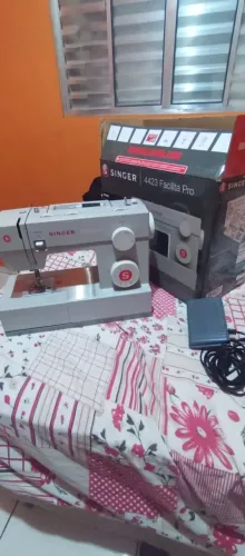 Máquina de costura singer pro 4423