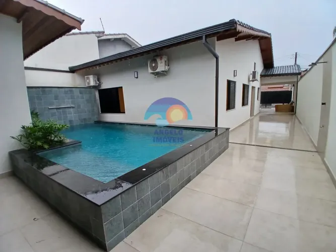 Casa reformada com piscina e edícula a 800 metros da praia
