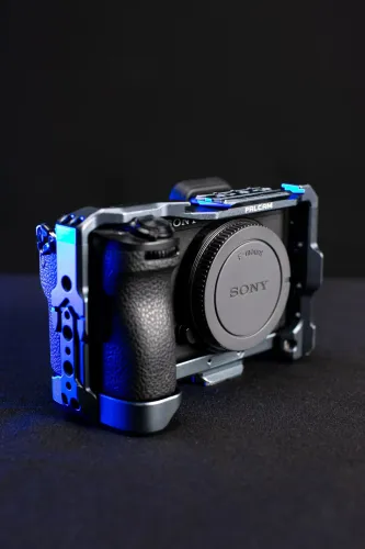 Câmera Sony A6700 (Seminova) + Cage Falcam Quick Release
