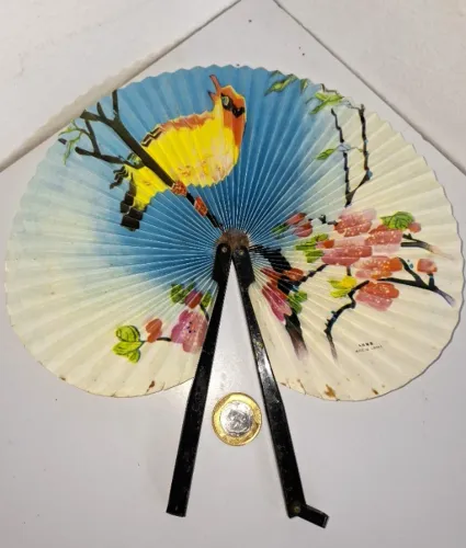 Antigo leque de papel, haste em metal. Ornado com belíssimo desenho de pássaro e flores