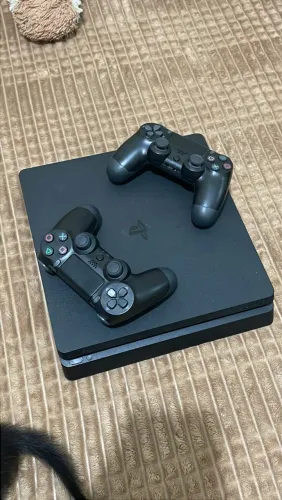 ps4 slim + 2 controles
