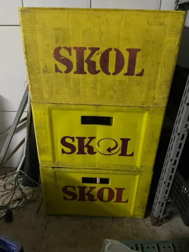 3 Caixa plástica com 86 vasilhames 600ml