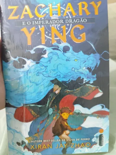 Zachary Ying e o imperador dragão Xiran Jay Zhao lacrado 