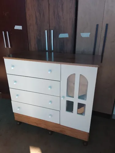 Vendo cômoda USADA ENTREGA dentro de Uberlândia MG