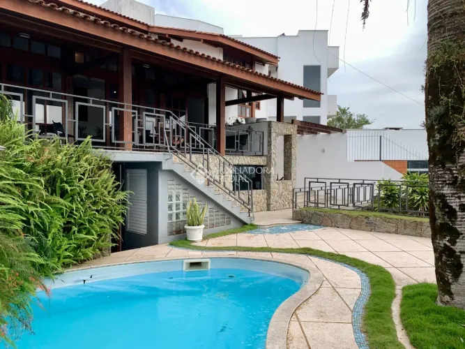 Encante-se com esta casa cheia de possibilidades em Itaguaçu!