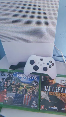 XBOX ONE S COM ARMAMENTO DE 1T EM EXCELENTE ESTADO E VÊM ACOMPANHANDO 2 CONTROLES 