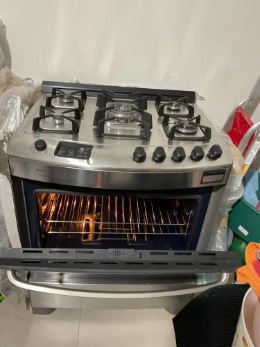 Vendo um fogão Brastemp gourmet Semino e aceito cartão de crédito