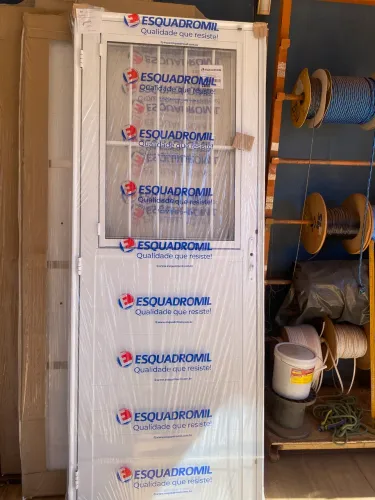 PORTA 80X210 POSTIGO C/GRADE LAMBRIL DE ALUMÍNIO