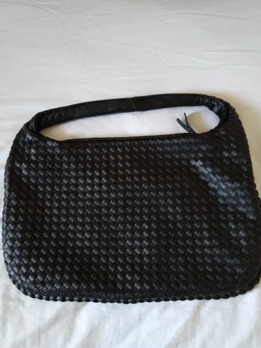 Bolsa preta de couro legítimo
