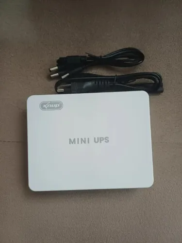 Mini nobreak bivolt compacto para proteção de eletrônicos sem uso
