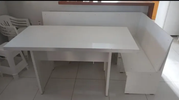 Vendo linda mesa em MDF e banco em L com almofadas