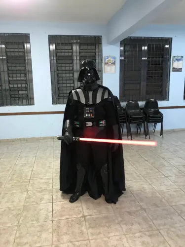 Fantasia cosplay Darth Vader com capacete e sabre de luz star wars 