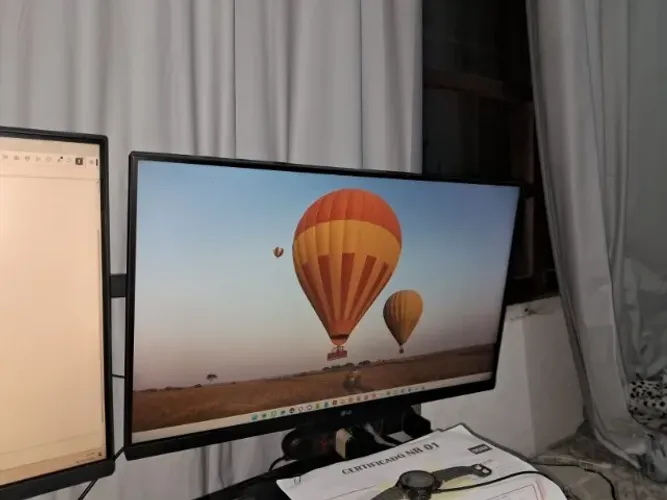 Vende-se 2 monitores e suporte de monitores 14 a 27 polegadas. 
