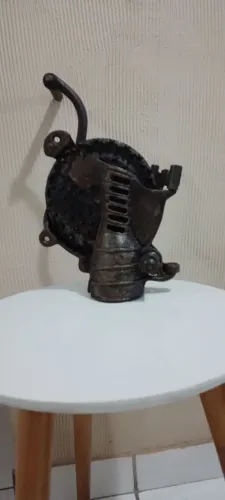 Debulhador de milho antigo
