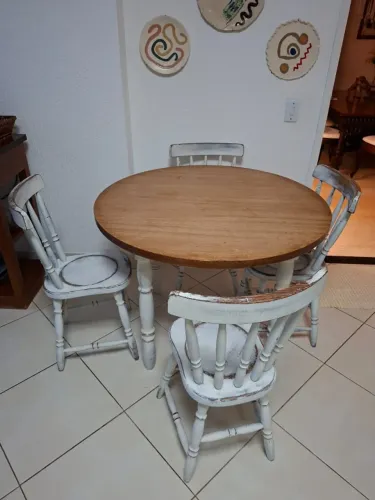 Mesa Redonda De Madeira Com 4 Cadeiras