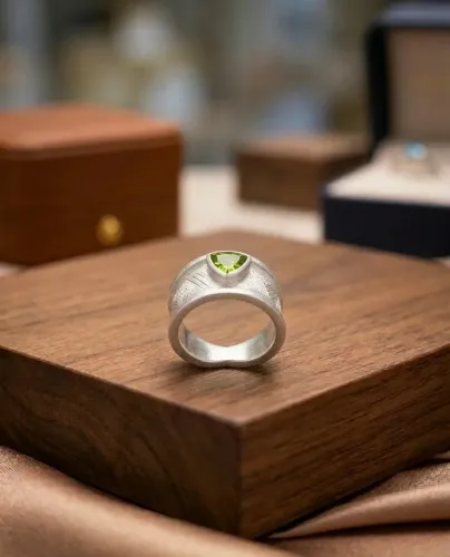 Anel de prata pura com gema de Peridoto