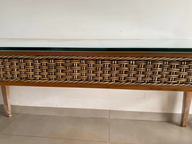 Mesa madeira com tampo de vidro sobreposto
