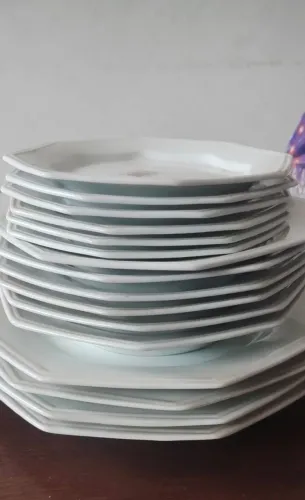 Vendo aparelho de jantar completo , em louça de cor branca, nunca usado