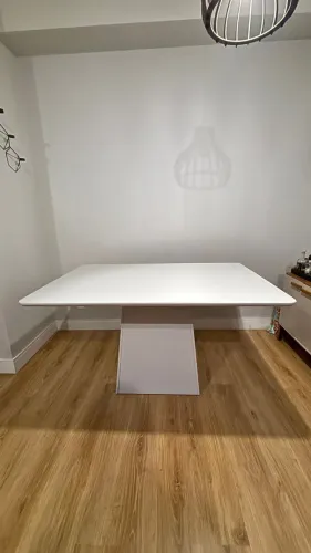 Mesa Retangular com Tampo de Vidro (1,35m x 0,90m) - Excelente Estado